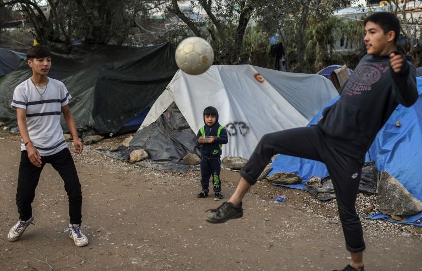 Děti v uprchlickém táboře na řeckém ostrově Lesbos hrají fotbal. Foto: Aris Messinis, Profimedia.