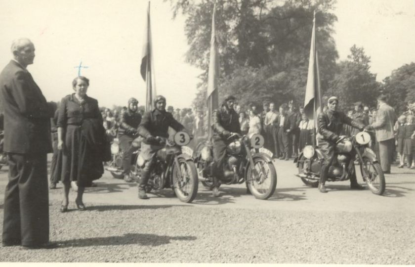 Závody motocyklů v 50. letech, na které nyní navazuje spanilá jízda veteránů. Foto: Památník Lidice