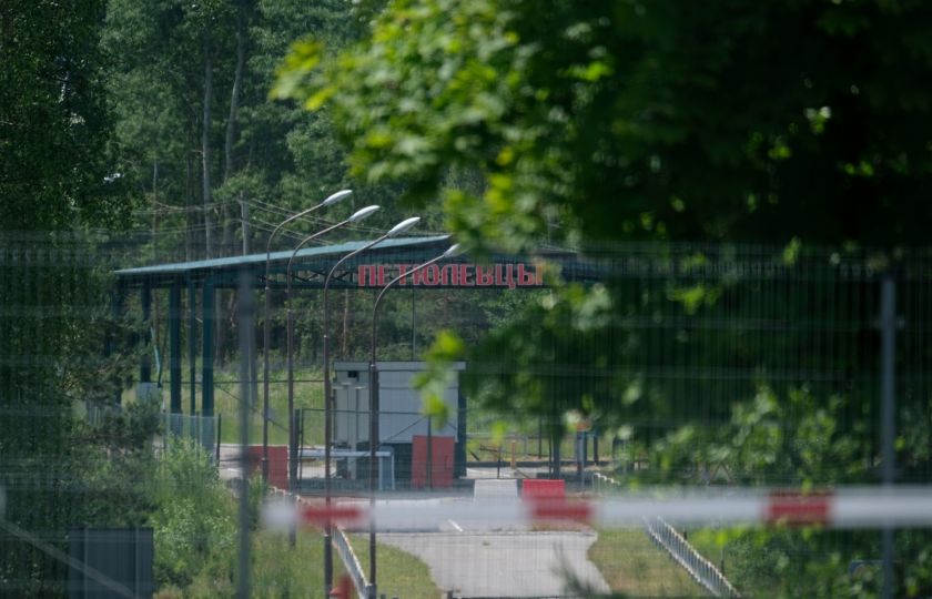 Hraniční přechod mezi litevským městem Rakai a běloruským městem Petjulevci. Podle oficiálních litevských údajů se letos pokusilo do Litvy vstoupit více než 380 nelegálních migrantů z Běloruska. To je téměř pětkrát více než za celý rok 2020. Foto: Profimedia