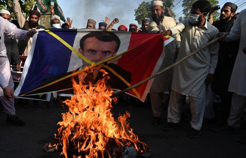 Aktivisté pákistánské sunnitské organizace Tehreek pálí plakát francouzského prezidenta Emmanuela Macrona během protifrancouzského protestu v Lahore 1. listopadu 2020. Foto: Profimedia.