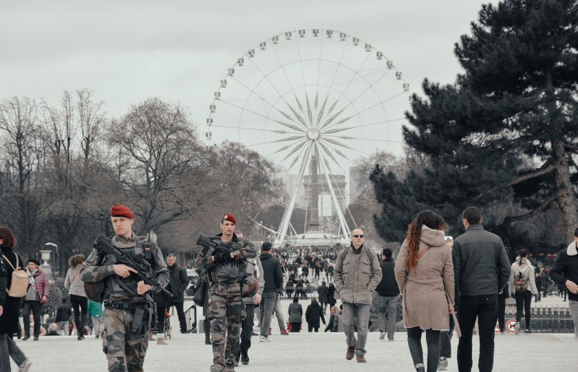 Vojenská hlídka v Paříži. Foto: Manu Sanchez, Unsplash