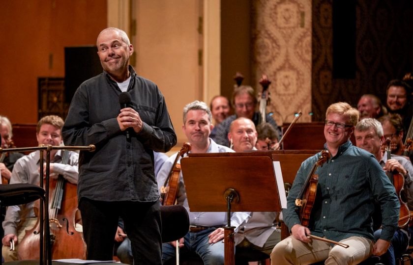 Marek Eben ve Zkoušce orchestru. Foto: Česká televize.