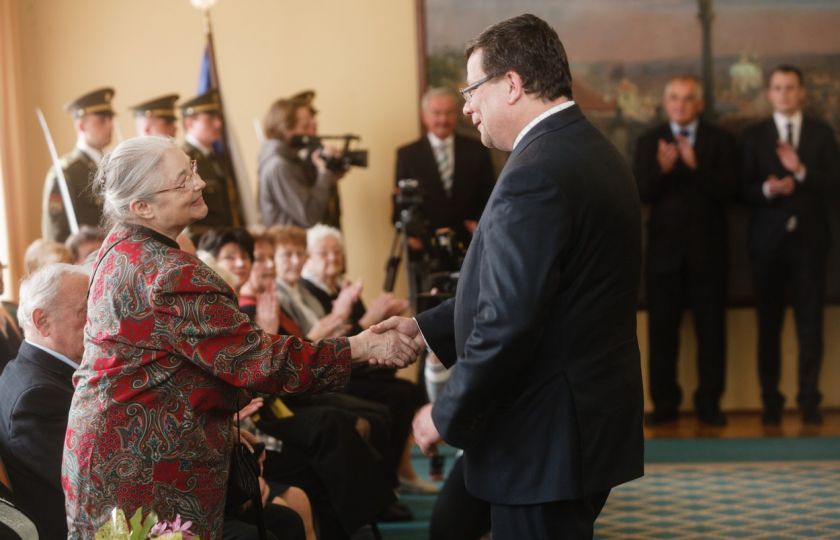 Marie Rút Křížková přebírá v roce 2012 osvědčení podle zákona o třetím odboji účastníků odboje a odporu proti bývalému komunistickému režimu. Foto: Profimedia.