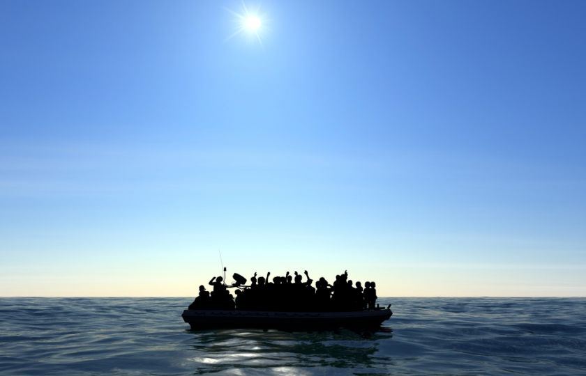 Migranti na gumovém člunu na moři. Foto: Profimedia.