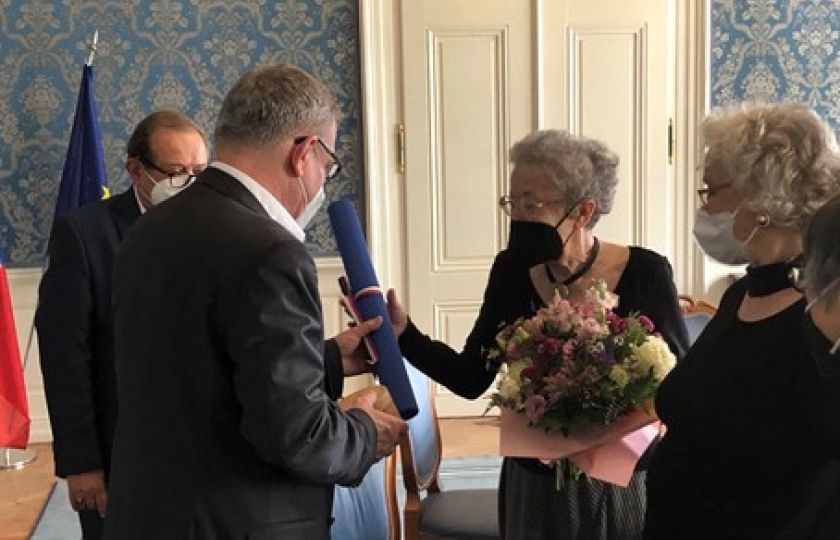 Ministr kultury Lubomír Zaorálek předává medaili Artis Bohemiae Amicis Haně Machové-Jureczkové. Foto: MK