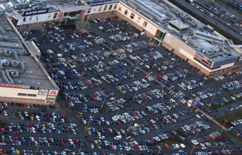 Nákupní centrum Metropole Zličín v Praze na stříbrnou neděli (letecký snímek). Foto: Dan Materna / MAFRA / Profimedia.