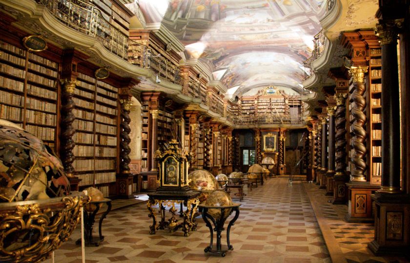 Barokní sál Národní knihovny v Klementinu. Foto: BrunoDelzant, CC BY 2.0.