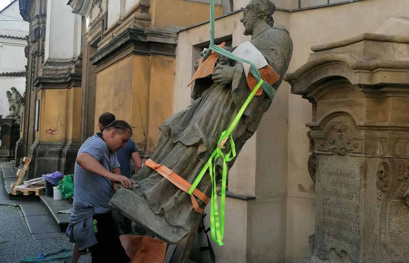 Osazení sochy Jana Nepomuckého ve Spálené ulici. Foto: Galerie hlavního města Prahy