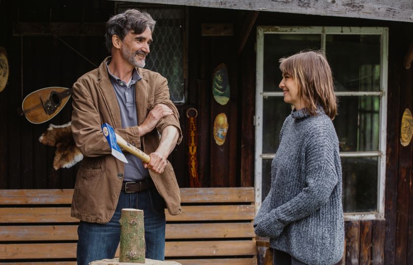 Martin Myšička a Pavla Beretová v seriálu Chataři. Foto: ČT.