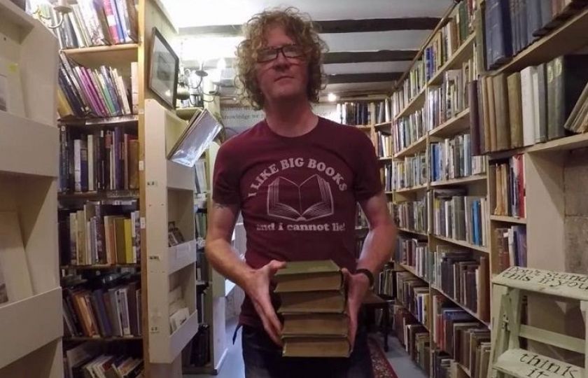 Shaun Bythell ve svém knihkupectví The Bookshop ve skotském Wigtownu. 