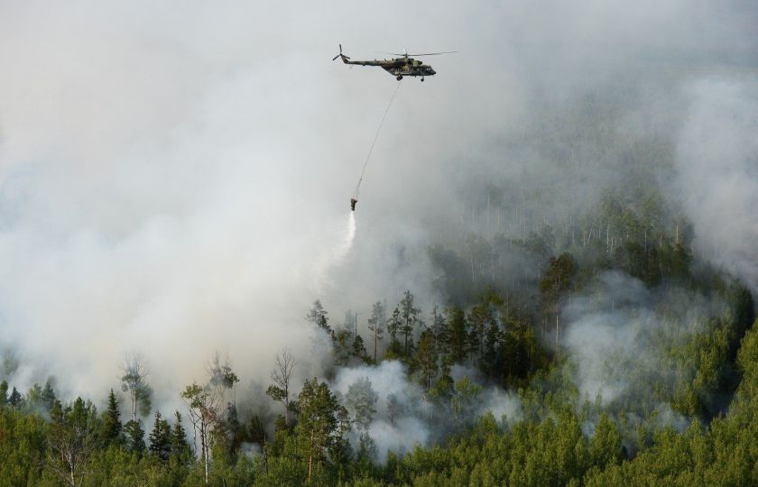  Vrtulník Mi-8 ruského ministerstva obrany hasí lesní požár v Krasnojarském okrese v sibiřské části Ruska. Foto: Profimedia