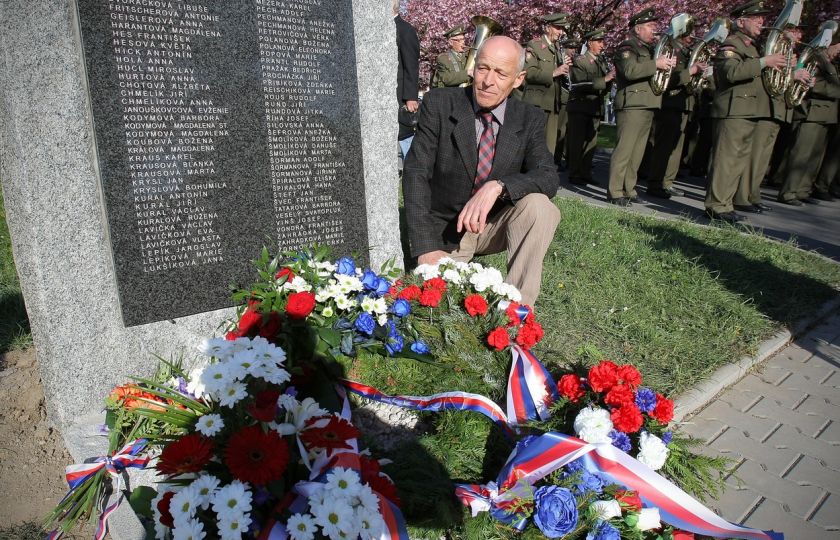 Stanislav Bukovský 17. dubna 2014 při odhalení pomníku bombardování plzeňské restaurace Slovany v dubnu 1945, jehož je autorem. Foto: Martin Polívka / MAFRA / Profimedia.