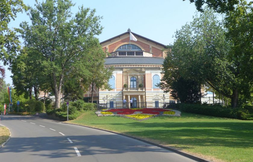 Festivalová budova v Bayreuthu nazývaná místními „Stodola“. Foto: Petr Feyfar