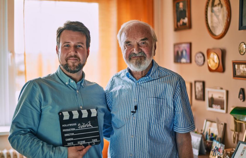 Patrik Ulrich a Zdeněk Svěrák při natáčení dokunentu Stopy Járy Cimrmana. Foto: ČT