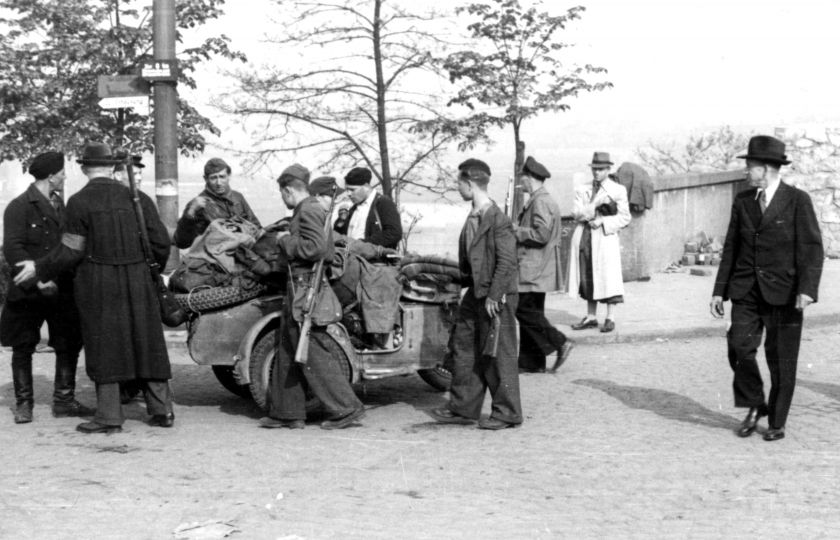 První revoluční hlídky na ústeckém mostě Edvarda Beneše mezi centrem Ústí nad Labem a Střekovem. Foto: Muzeum města Ústí nad Labem.