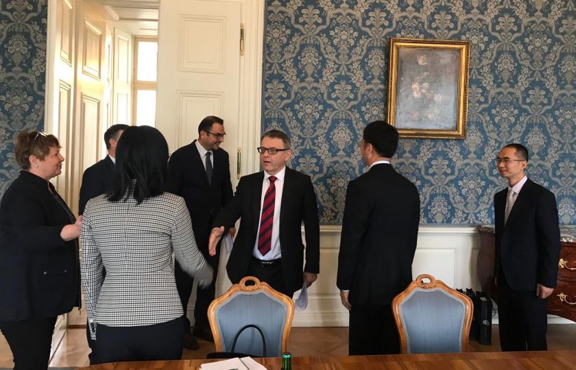 Ministr se vítá s čínským velvyslancem a jeho spolupracovníky. Foto: MK