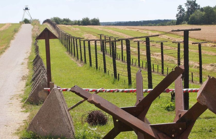 Vzpomínka na komunistickou železnou oponu v Cizově u hranic s Rakouskem. Foto: Profimedia.