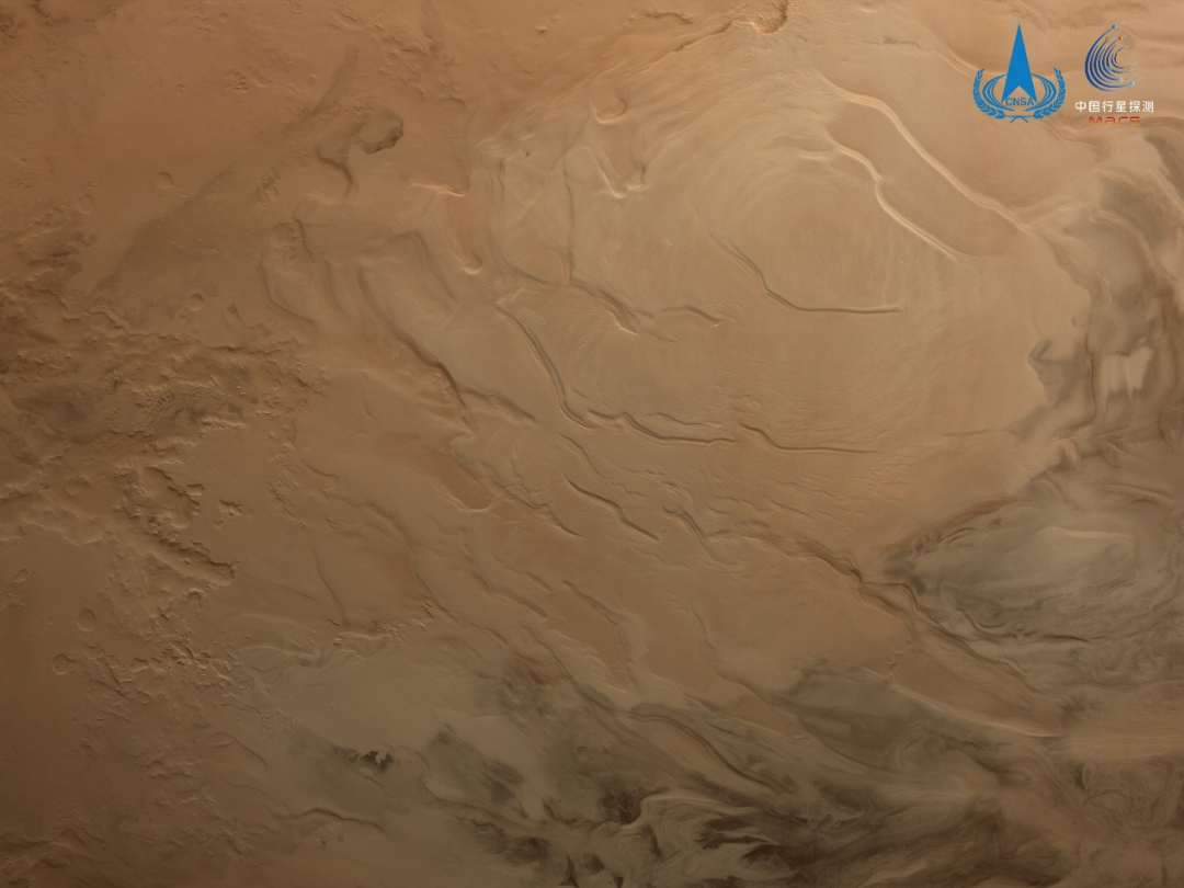 Snímek ledového příkrovu jižního pólu Marsu pořízený Tianwen-1. Dlouhodobá a trvalá polární čepička marťanských pólů se velmi pravděpodobně skládá hlavně suchého ledu (pevného oxidu uhličitého) a vodního ledu. Zdroj: Čínská Národní astronomická observatoř