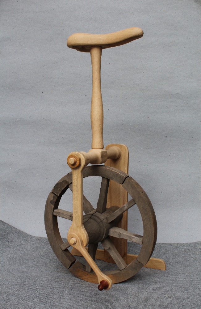 Památník vynálezu kola, výška 90 cm, práce a foto M. Patřičný, dub a neznámý kolář…