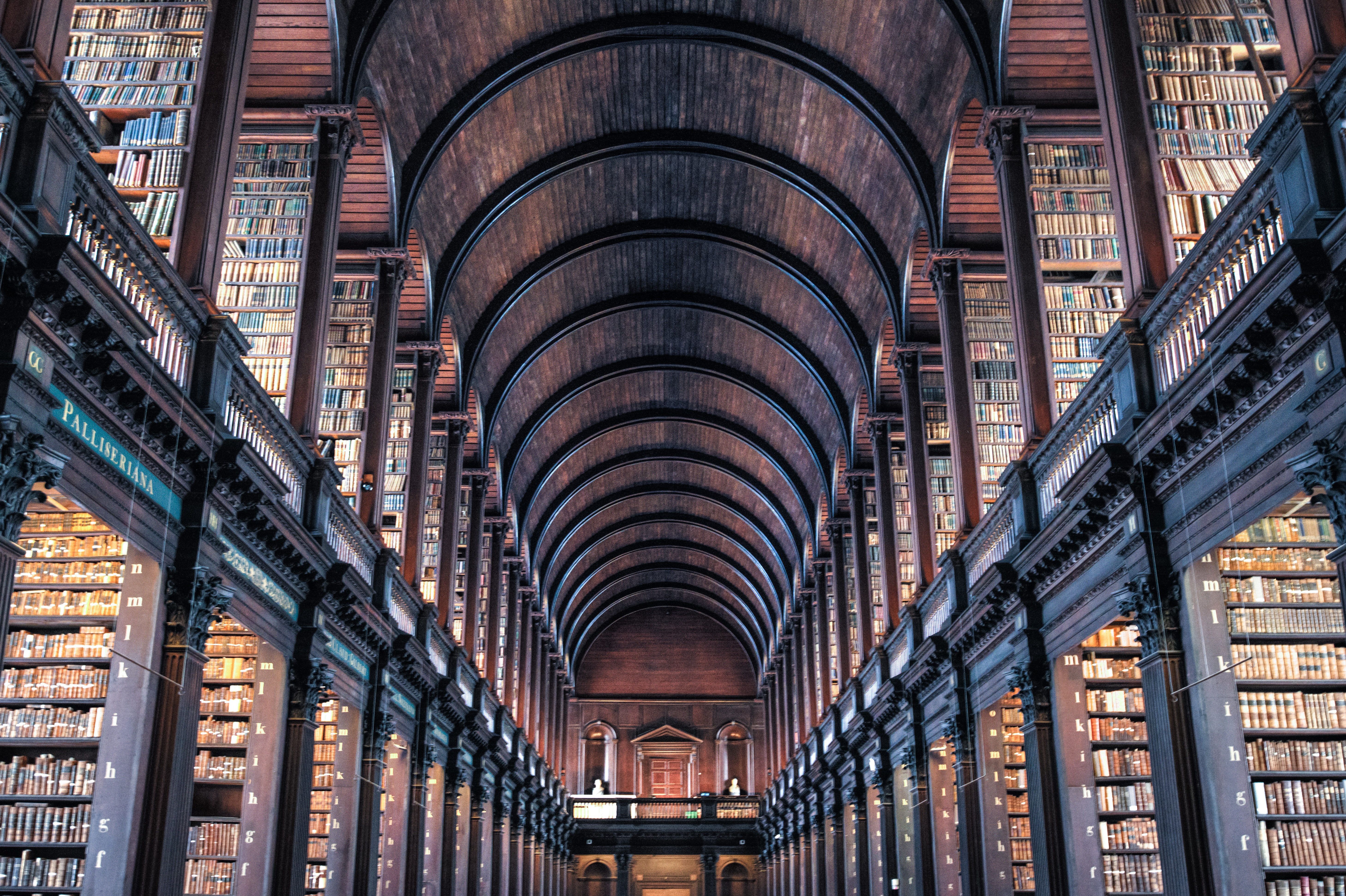 College library. Библиотека Тринити-колледжа, Дублин, Ирландия. Библиотека Тринити колледжа. Дублинский Тринити-колледж библиотека. Дублин Национальная библиотека.