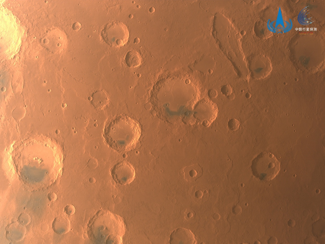 Snímek impaktního kráteru Arabské vysočiny pořízený Tianwen-1 ukazuje geomorfologické rysy desítek impaktních kráterů v oblasti. Zdroj: Čínská Národní astronomická observatoř