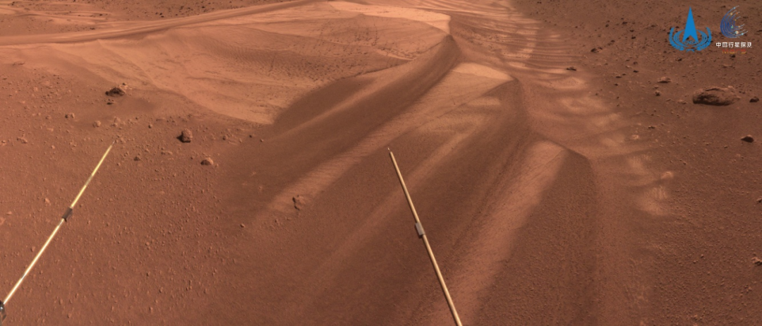 Snímek kontrolní oblasti pořízený Zhurongem. Snímek byl pořízen předtím, než rover vstoupil do zimního klidového stavu, ukazuje místní povrch dunového tvaru. Zdroj: Čínská Národní astronomická observatoř