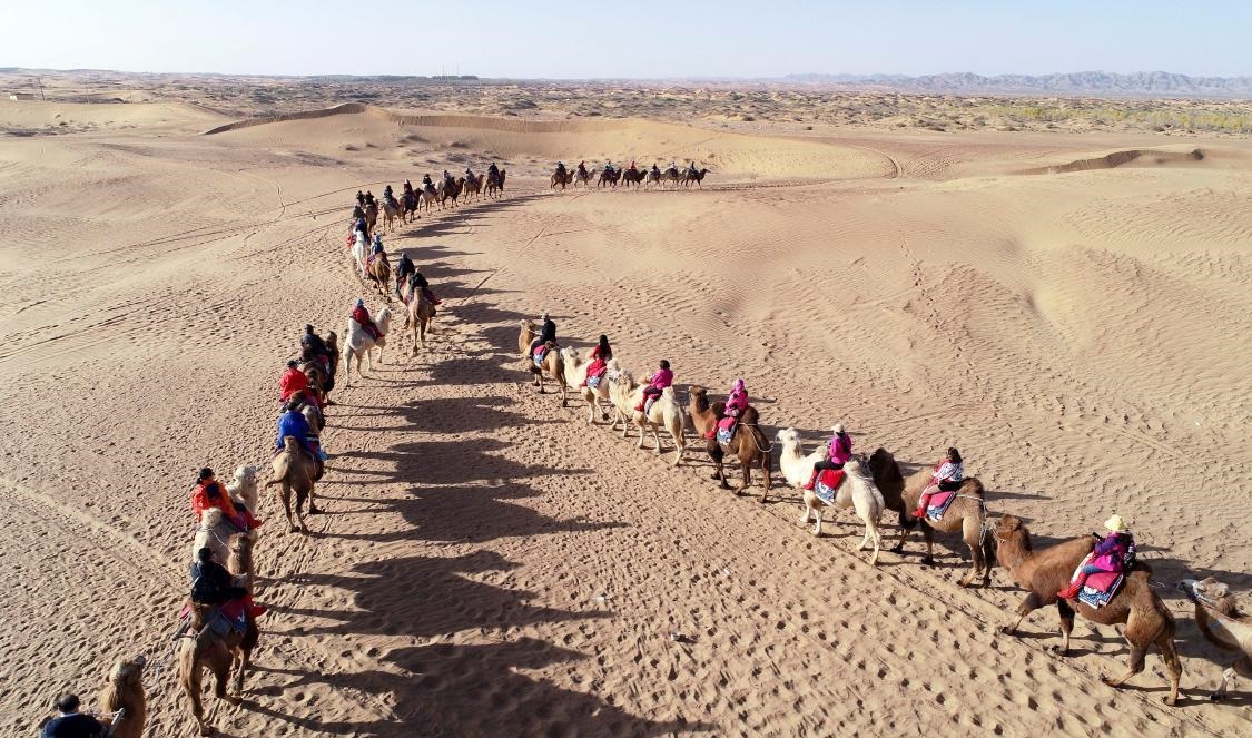 Kraj Alxa ve Vnitřním Mongolsku využívá jedinečné přírodní scenérie k přilákání velkého počtu turistů a ohlašuje nový vrchol cestovního ruchu. (Foto Wang Zheng / Guangming Picture) 