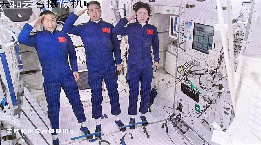 Tři čínští astronauti Chen Dong (Čchen Tung), Liu Yang (Liou Jang) a Cai Xuzhe (Cchaj Sü-če) vstoupili 5. června ve 20 hodin 50 minut do hlavního modulu Tianhe (Tchien-che) čínské vesmírné stanice, kde stráví šest měsíců. Foto: Agentura Nová Čína
