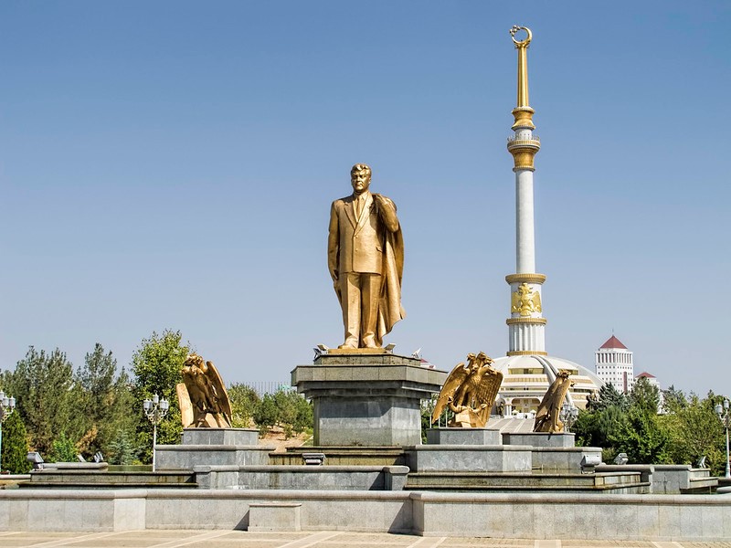 Zlatá socha Saparmurata Niyazova, prezidenta Turkmenistánu v letech 1990 až 2006. Foto: Dan Lundberg, Flickr. CC BY-SA 2.0